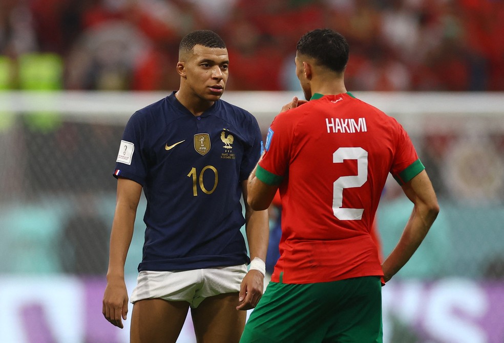 Kylian Mbappe e Achraf Hakimi depois de França x Marrocos pela Copa do Mundo 2022 — Foto: REUTERS/Kai Pfaffenbach