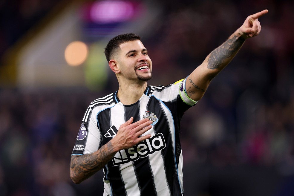 Bruno Guimarães comemora o gol dele na vitória por 3 a 1 do Newcastle sobre o Burnley — Foto: Stu Forster/Getty Images