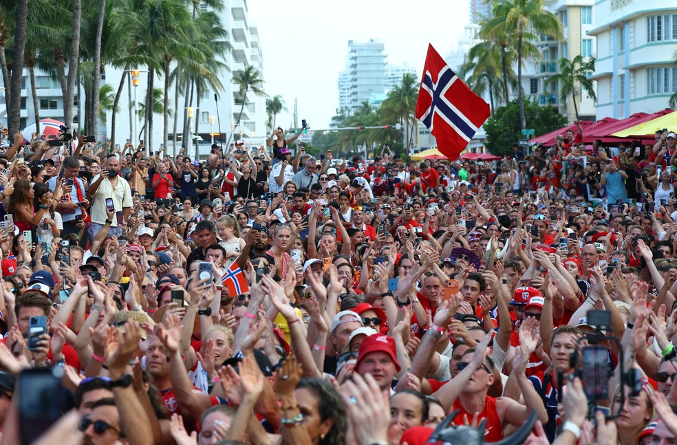 Torcedores da Noruega fazendo remada viking em Miami — Foto: Reuters/Nathan Ray Seebeck