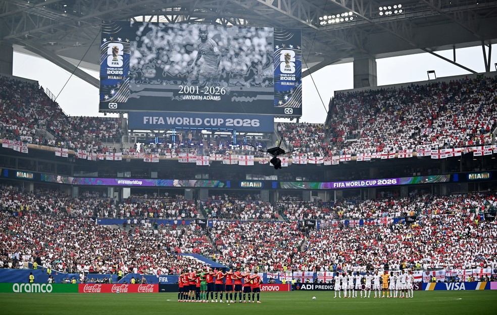Jogadores da Inglaterra e Noruega, durante o minuto de silêncio para Jayden Adams, jogador da África do Sul — Foto: Dylan Martinez/Reuters