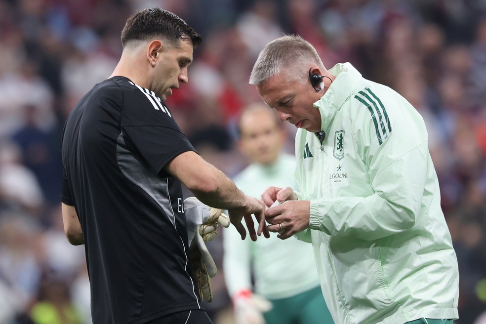 Dibu Martínez afirma ter jogado final da Liga Europa com a mão quebrada — Foto: Georgi Licovski/EFE/EPA