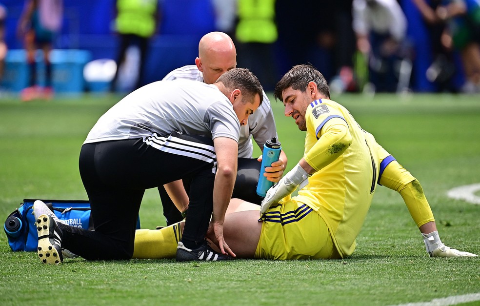 Courtois sente lesão em Bélgica x Espanha — Foto: IMAGN IMAGES via Reuters