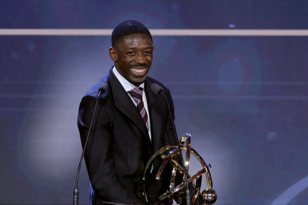 Ousmane Dembélé com o troféu de melhor jogador do Campeonato Francês 2025/26 — Foto: Thomas SAMSON / AFP