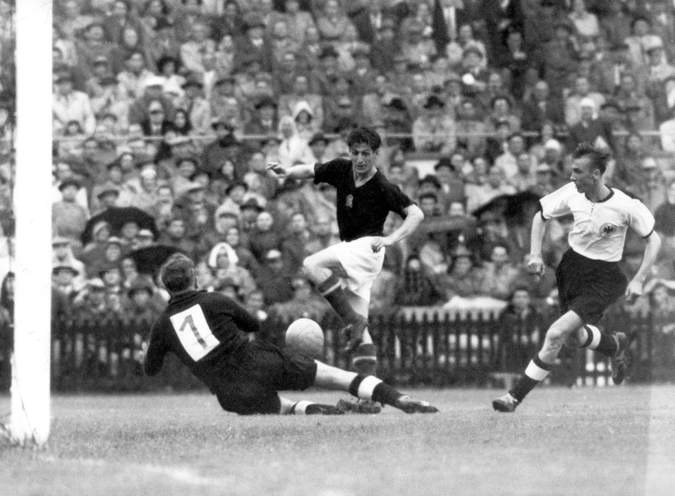 Sándor Kocsis encara o goleiro alemão Toni Turek na final da Copa do Mundo de 1954 — Foto: DPA/picture alliance via Getty Images