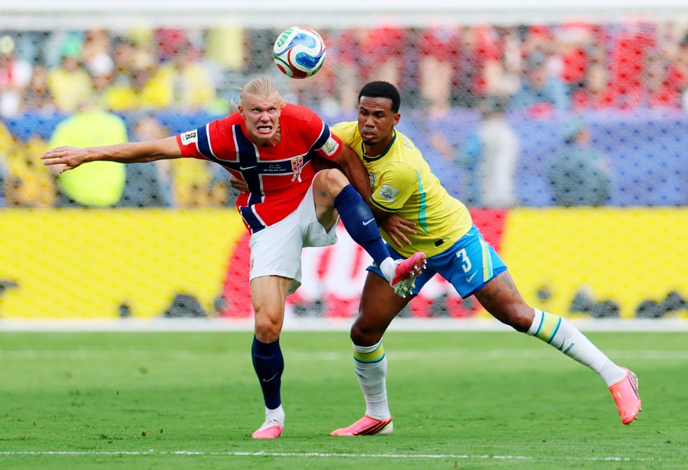 Erling Haaland, da Noruega, em ação com Gabriel Magalhães do Brasil — Foto: REUTERS/Mike Segar