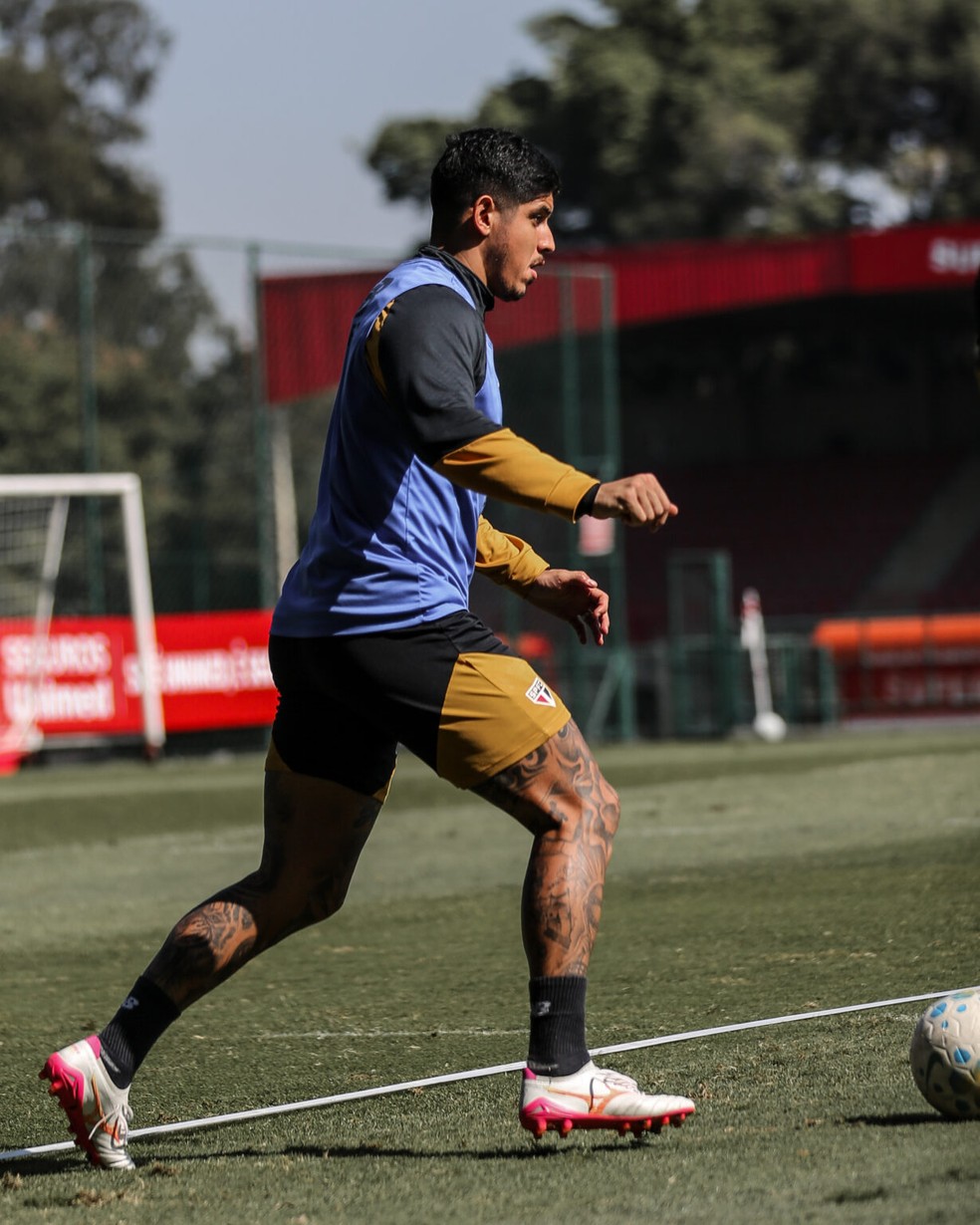 Alan Franco em ação pelo São Paulo durante treinamento — Foto: Erico Leonan/São Paulo