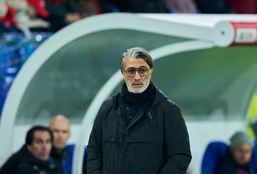 Murat Yakin dita tendências com os óculos de grife que usa nos jogos — Foto: Getty Images