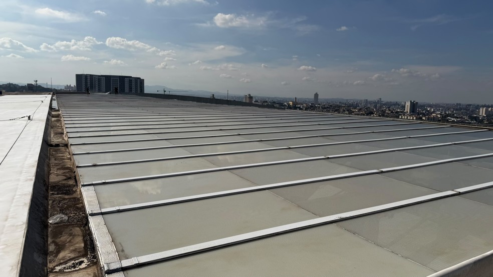 Vidros da cobertura da Neo Química Arena estão sendo limpos — Foto: Rick Rayson / Neo Química Arena