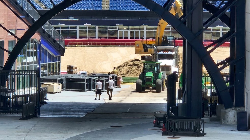 Grama natural do Estádio de Boston é retirada no dia seguinte ao último jogo da Copa do Mundo — Foto: Bruno Diniz