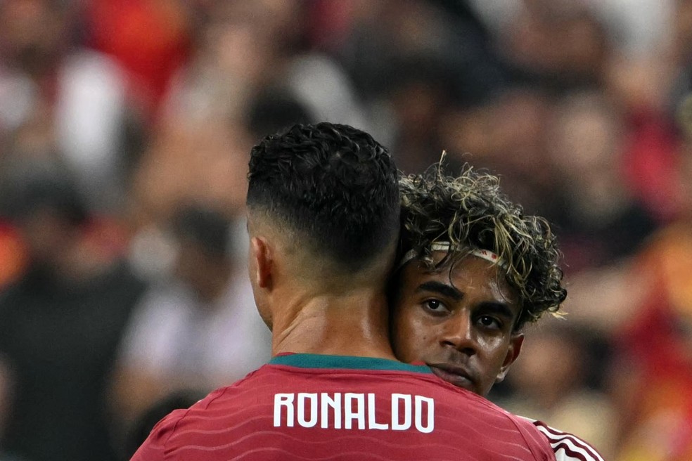 Lamine Yamal consola Cristiano Ronaldo após Espanha x Portugal — Foto: AFP