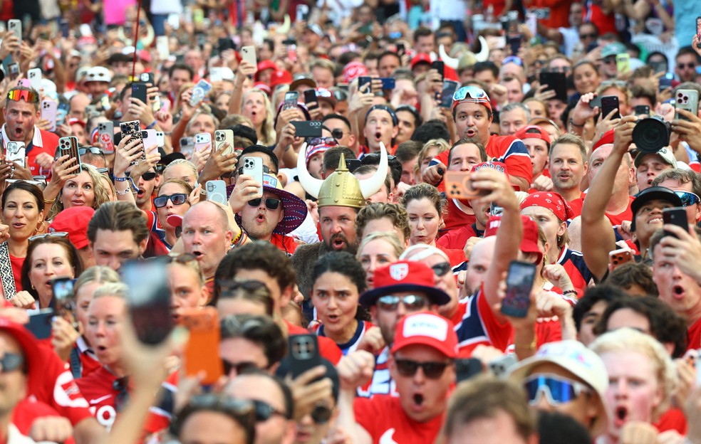 Torcedores da Noruega fazendo remada viking em Miami — Foto: Reuters/Nathan Ray Seebeck