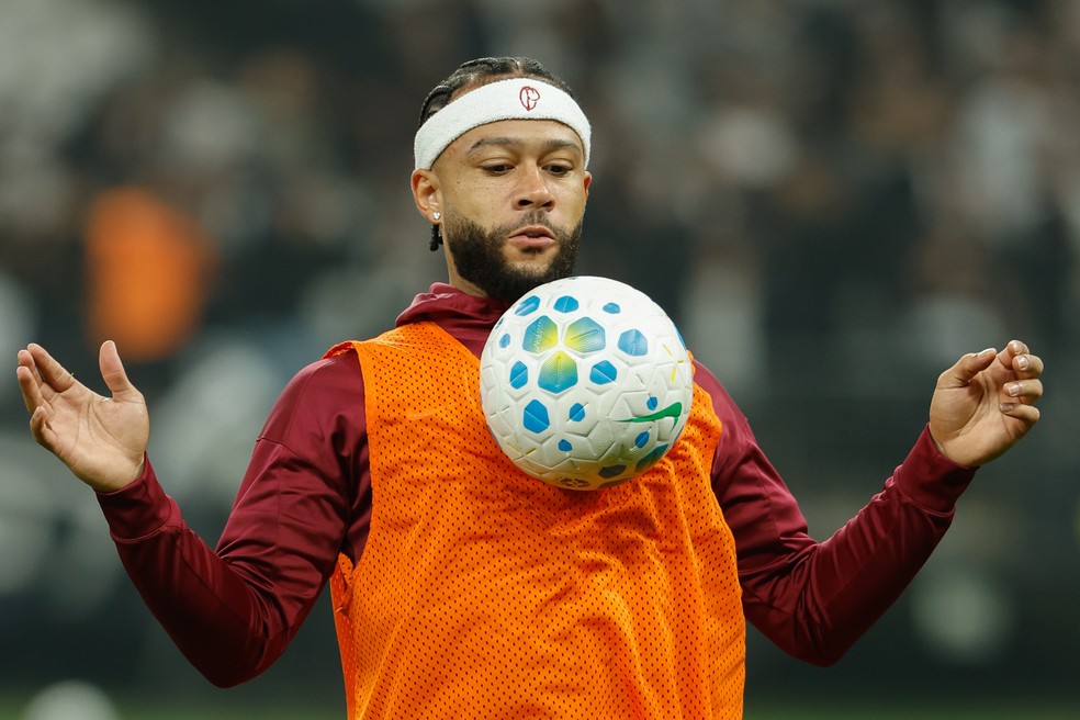 Memphis Depay em aquecimento antes de Corinthians x Atlético-MG