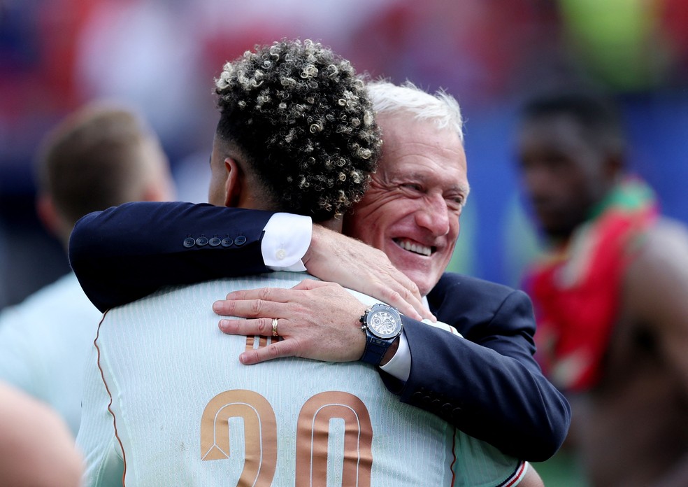 Deschamps comemora vitória da França contra Marrocos com Doué — Foto: Paul Childs/Reuters
