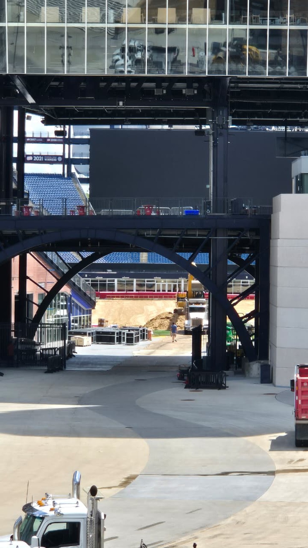 Grama natural do Estádio de Boston é retirada no dia seguinte ao último jogo da Copa do Mundo — Foto: Bruno Diniz