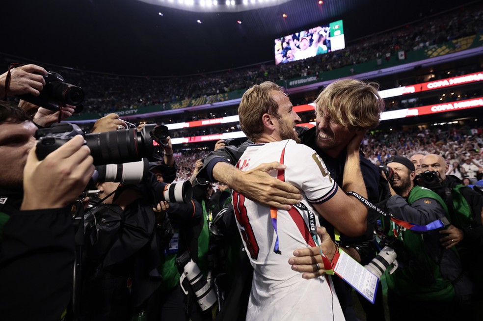 Harry Kane comemora vitória da Inglaterra com Peter Crouch — Foto: EFE/ José Méndez