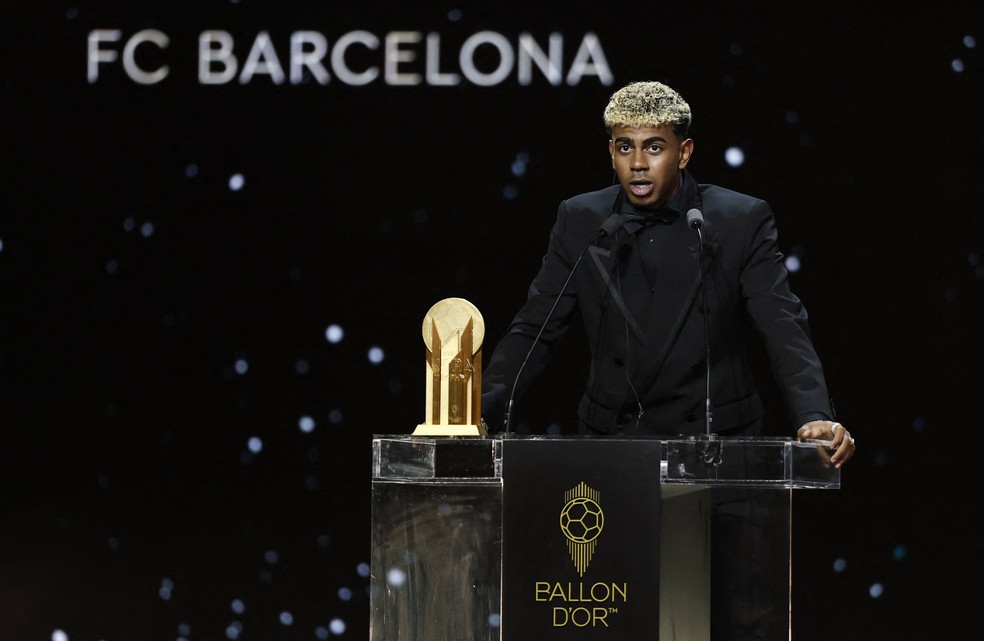 Lamine Yamal recebe troféu Kopa