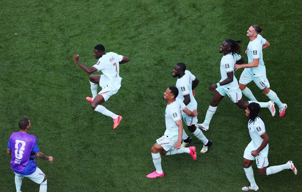 Olise cumprimenta Mbappé em França x Marrocos