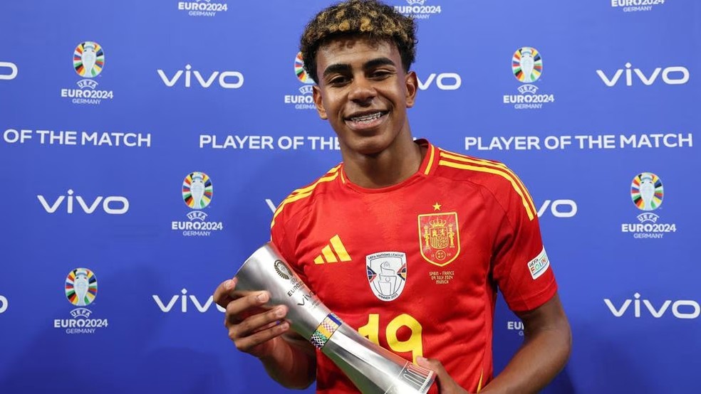 Yamal com o troféu de melhor jogador de Espanha x França, Eurocopa 2024 — Foto: Uefa / Getty Images