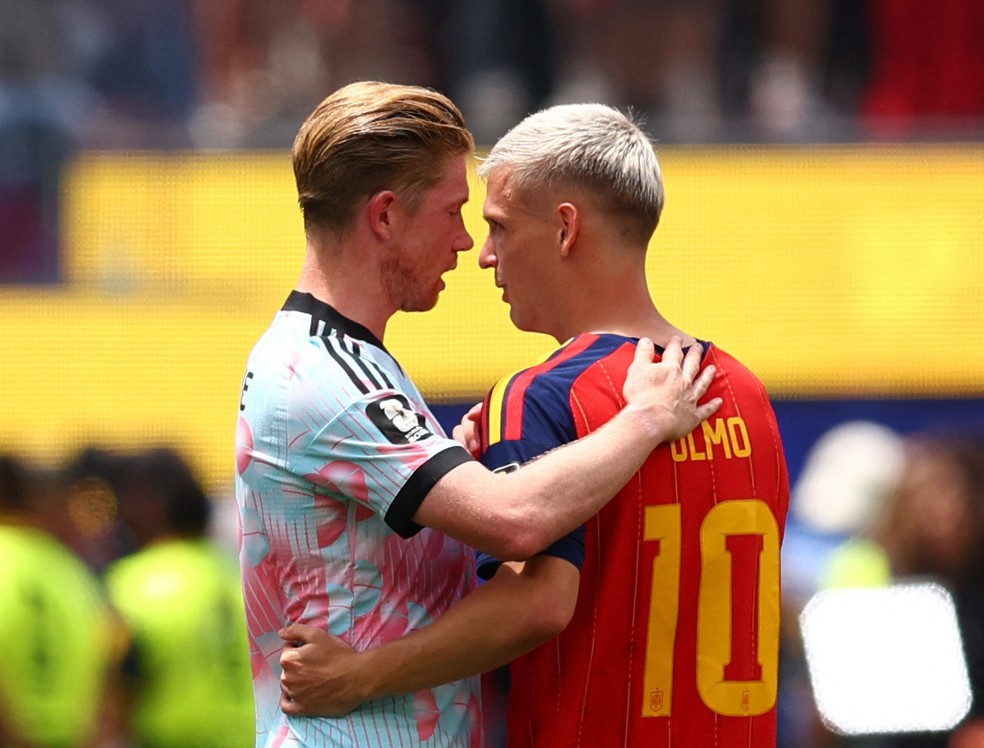 Dani Olmo cumprimenta De Bruyne em jogo entre Espanha e Bélgica, pelas quartas de final da Copa — Foto: Reuters/Jessie Alcheh