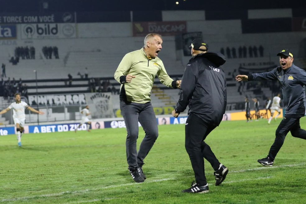 Eduardo Baptista comemora vitória contra a Ponte Preta — Foto: Celso da Luz/Criciúma E.C.