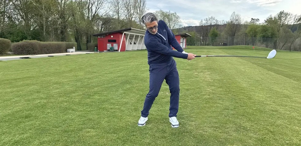 Murat Yakin, técnico da Suíça, pratica golfe — Foto: Golf.ch