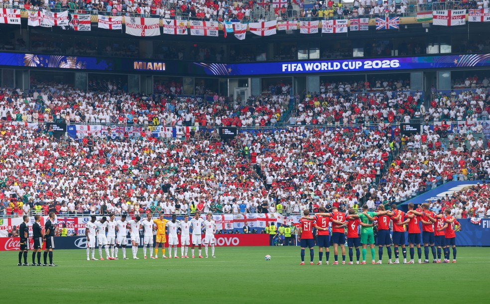 Jogadores da Inglaterra e Noruega, durante o minuto de silêncio para Jayden Adams, jogador da África do Sul — Foto: Mike Segar/Reuters