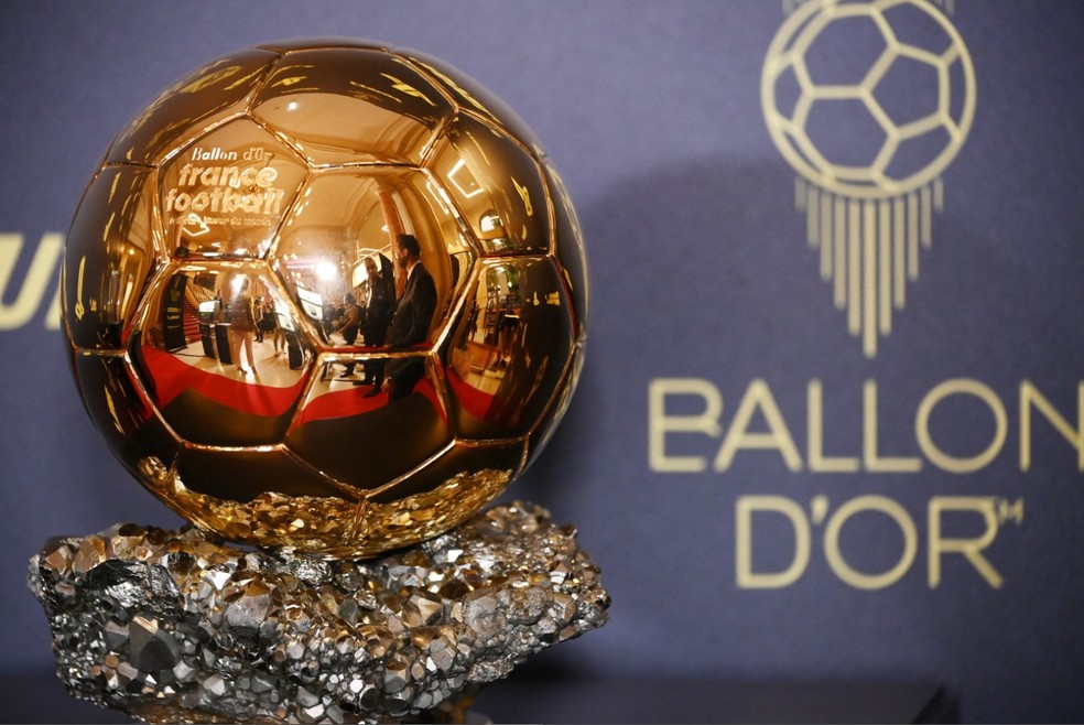 Troféu da Bola de Ouro 2022 — Foto: FRANCK FIFE / AFP