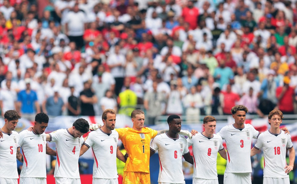 Jogadores da Inglaterra, durante o minuto de silêncio para Jayden Adams, jogador da África do Sul — Foto: Sam Navarro/Reuters