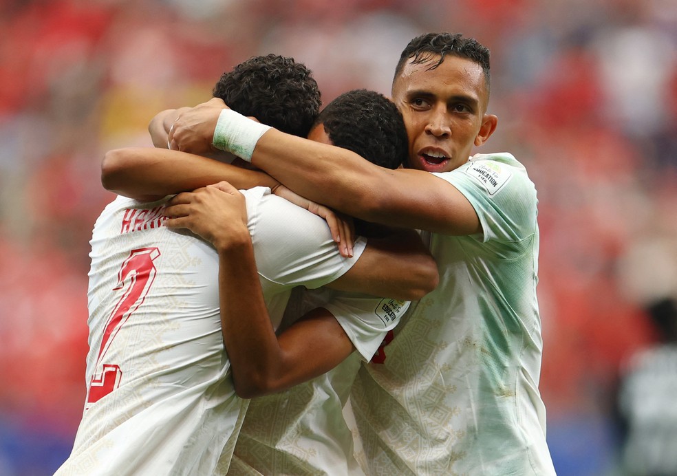 Azzedine Ounahi comemora o gol com Soufiane Rahimi e Achraf Hakimi em Canadá x Marrocos — Foto: REUTERS/Hannah Mckay