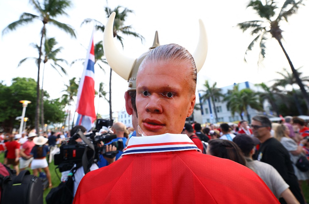 Torcedor da Noruega com máscara de Haaland — Foto: Reuters/Nathan Ray Seebeck