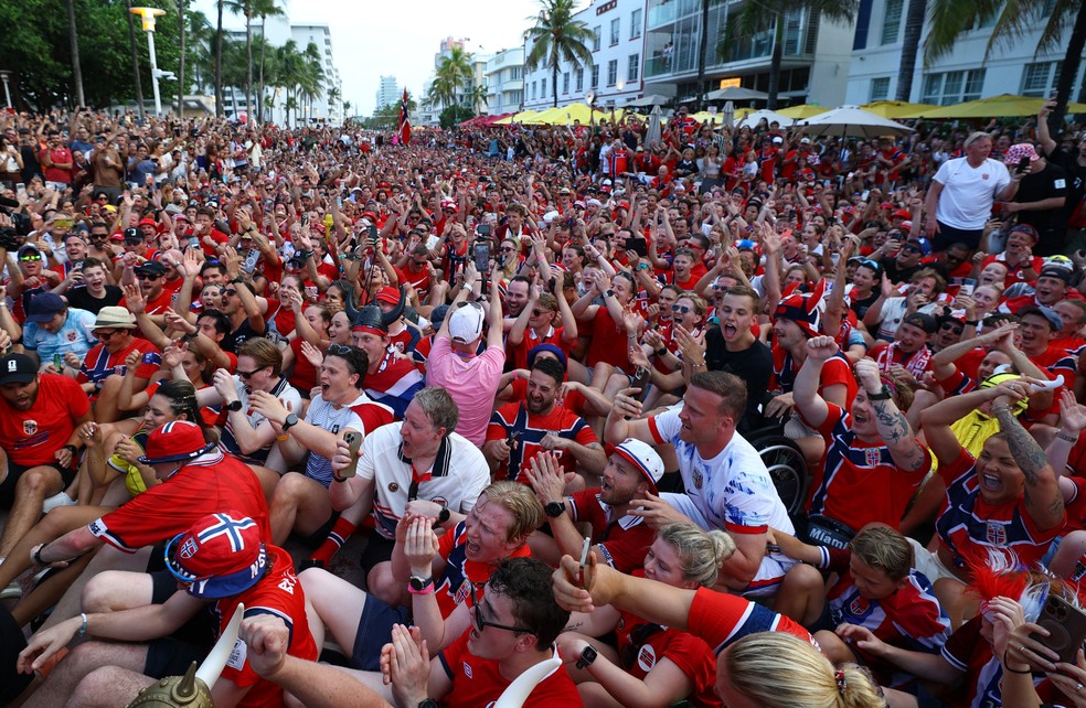 Torcedores da Noruega fazendo remada viking em Miami — Foto: Reuters/Nathan Ray Seebeck